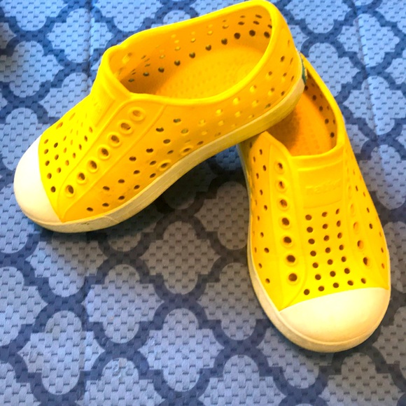 Like NEW Native Jefferson Yellow toddler shoes - Picture 2 of 9